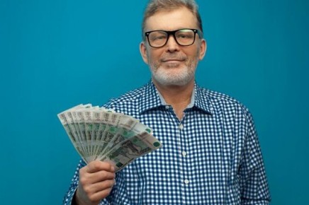 Что ждать пенсионерам в 80 лет: важные изменения и свежие выплаты