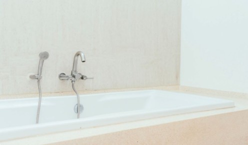 Секреты бюджетной чистки: как вернуть белизну ванной без дорогостоящих средств