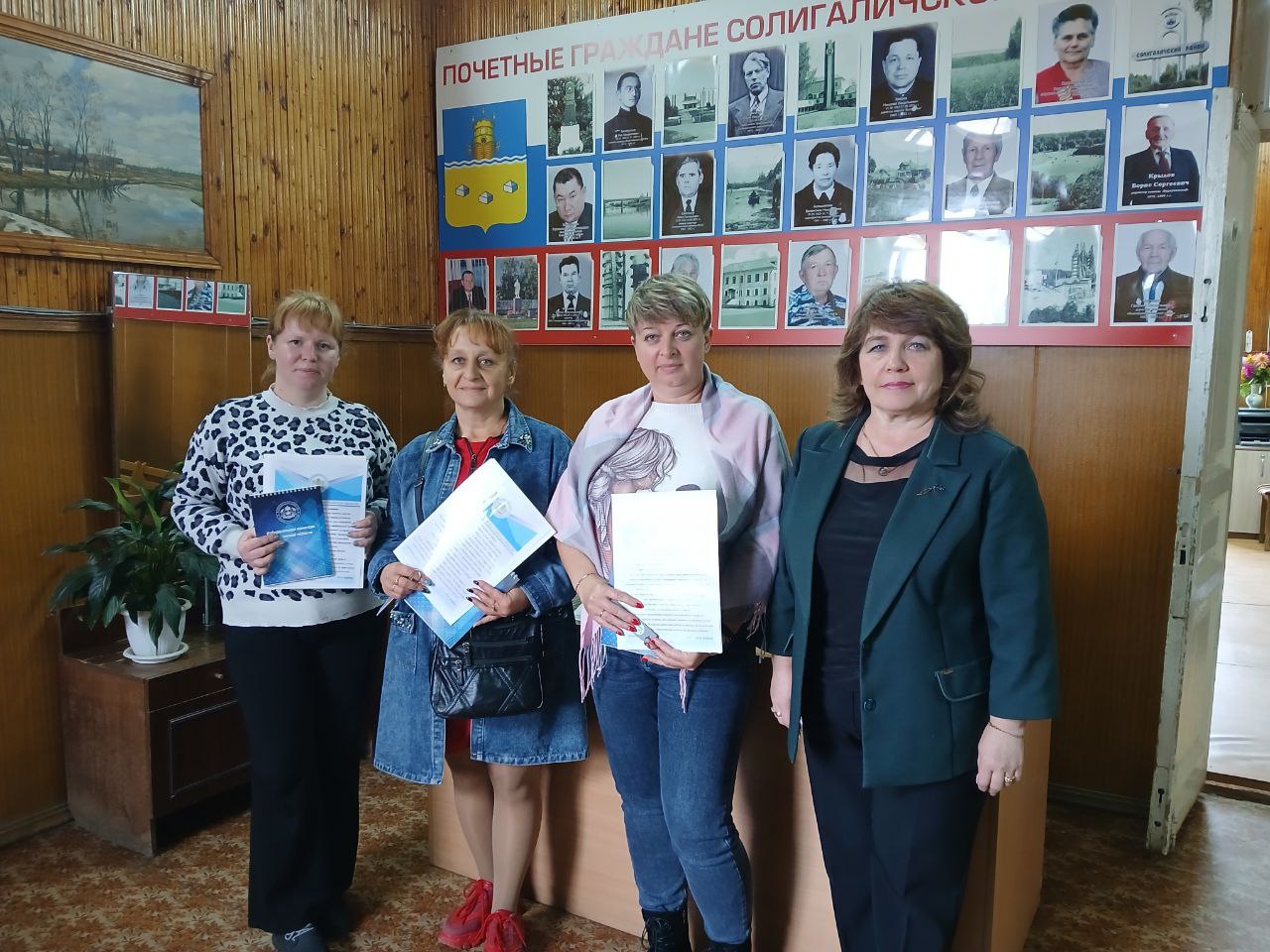 Дорогие друзья! Мы продолжаем говорить слова искренней благодарности людям, которые вместе с избиркомами помогают гражданам в полной мере реализовывать свое активное избирательное право Дорогие друзья! Мы продолжаем говорить слова искренней благодарности людям, которые вместе с избиркомами помогают гражданам в полной мере реализовывать свое активное избирательное право