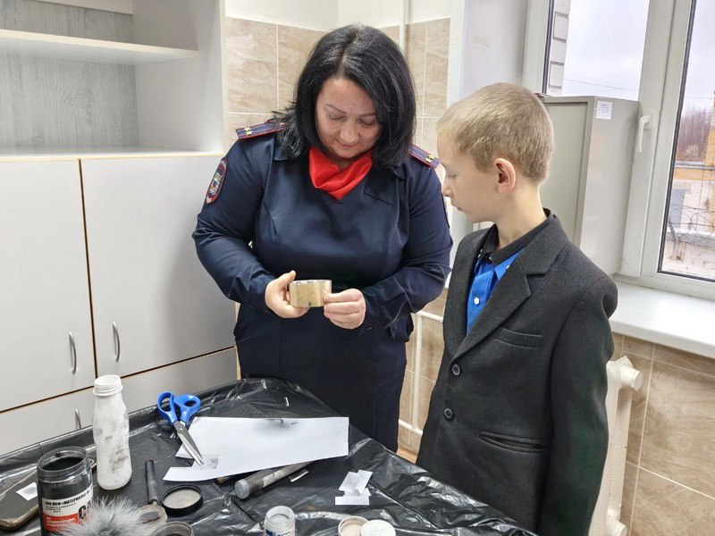 В Макарьеве полицейские провели для школьников акцию «Шаг в профессию» В Макарьеве полицейские провели для школьников акцию «Шаг в профессию»