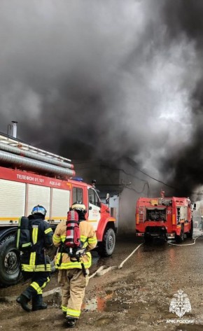 Сотрудники МЧС России ликвидируют пожар в Костроме