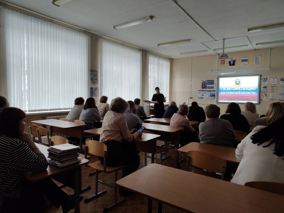 Автоинспекторы Костромы провели семинар для педагогов школы