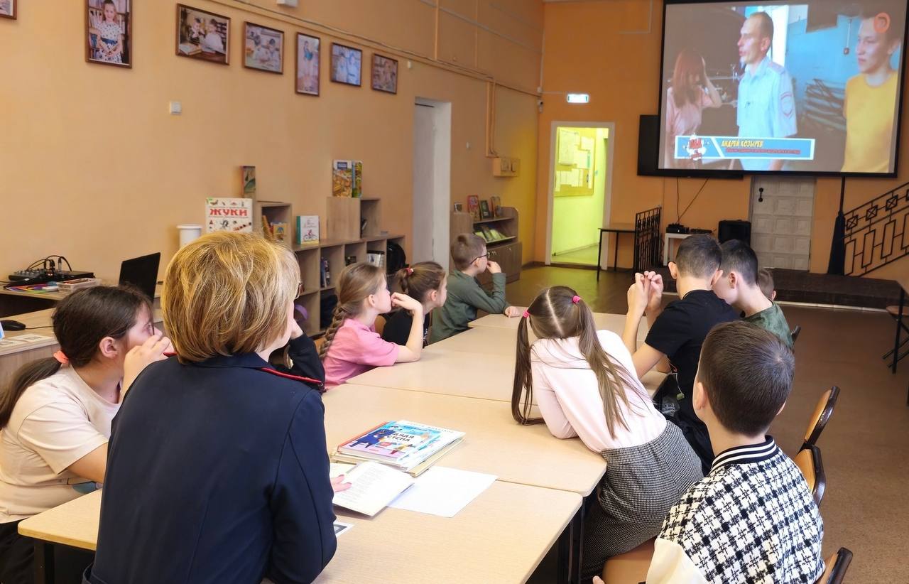 Дорожные стражи порядка познакомили школьников с деятельностью Костромской полиции Дорожные стражи порядка познакомили школьников с деятельностью Костромской полиции