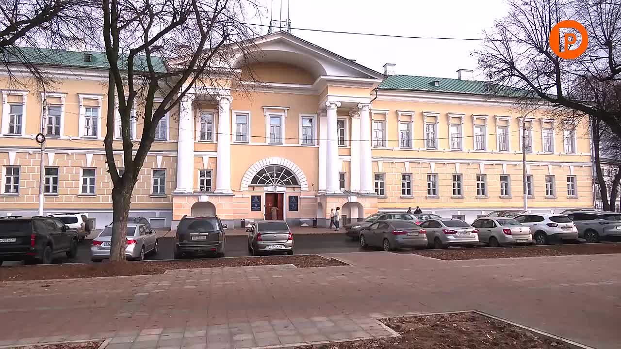 В центре Костромы возле памятника Юрию Долгорукому появилась официальная парковка