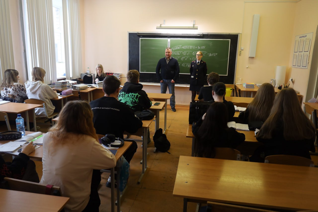 В Костроме полицейские и общественники провели для студентов урок кибербезопасности В Костроме полицейские и общественники провели для студентов урок кибербезопасности