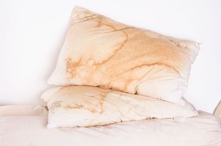 Подозрительные пятна на подушке: что они могут означать?