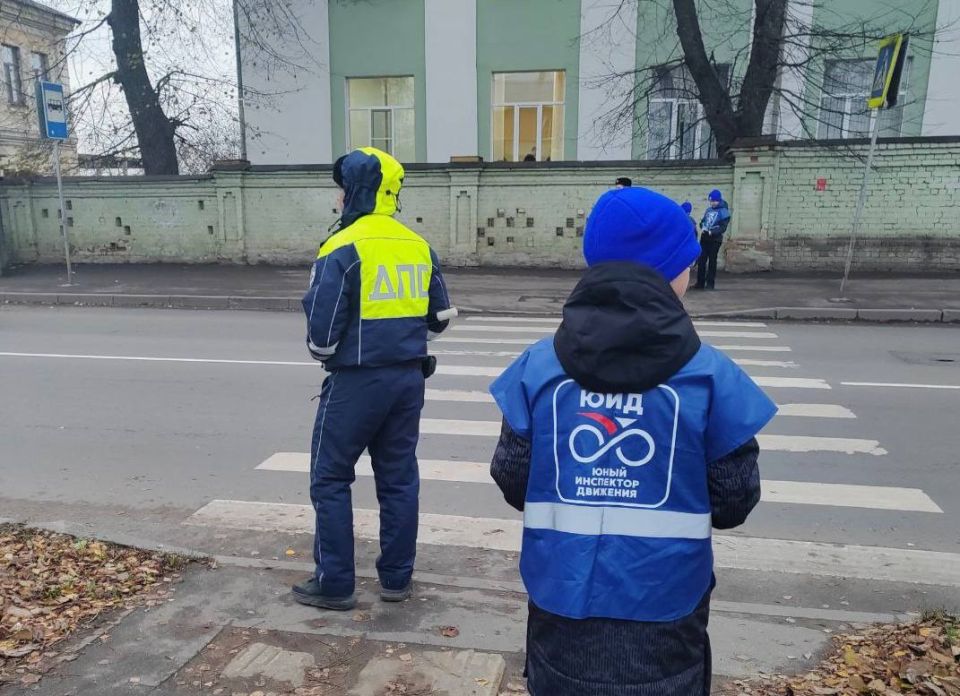 Юные инспекторы движения школы №38 заступили на службу вместе с сотрудниками областной Госавтоинспекции