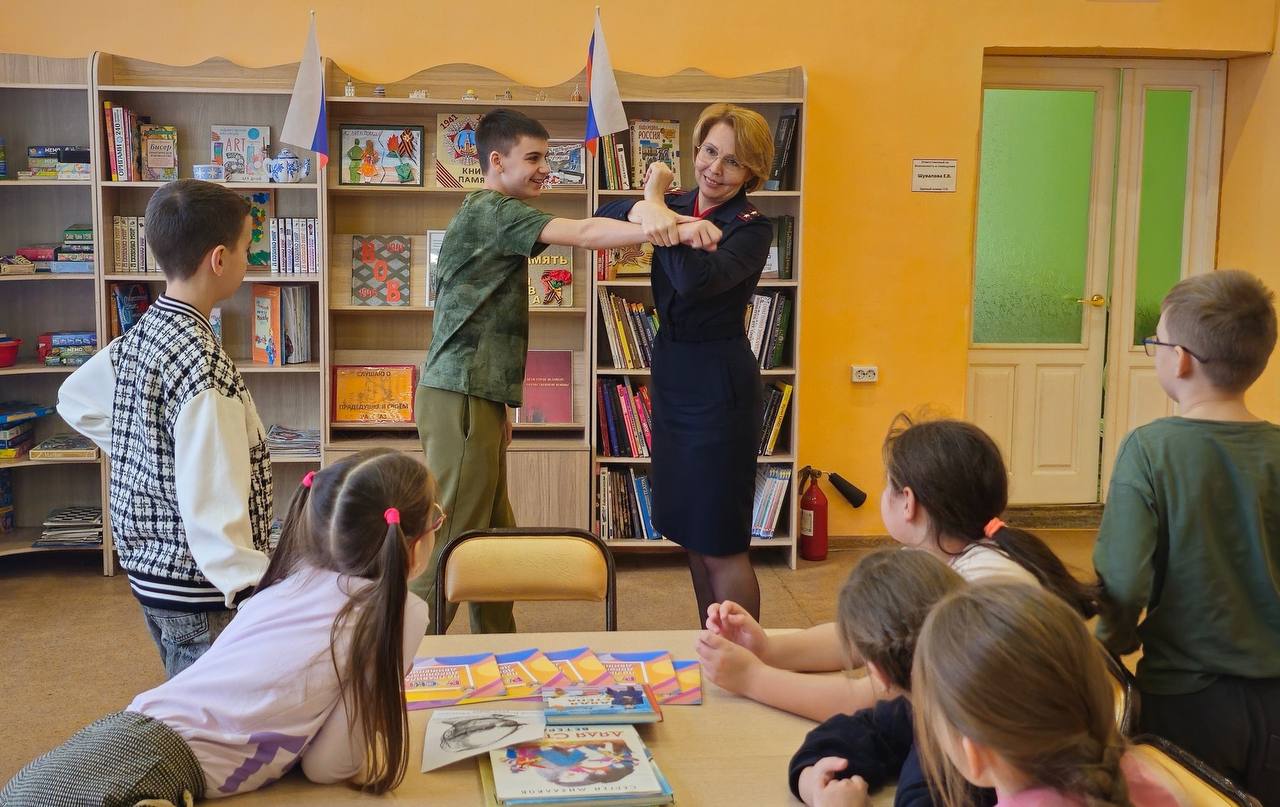 Дорожные стражи порядка познакомили школьников с деятельностью Костромской полиции Дорожные стражи порядка познакомили школьников с деятельностью Костромской полиции