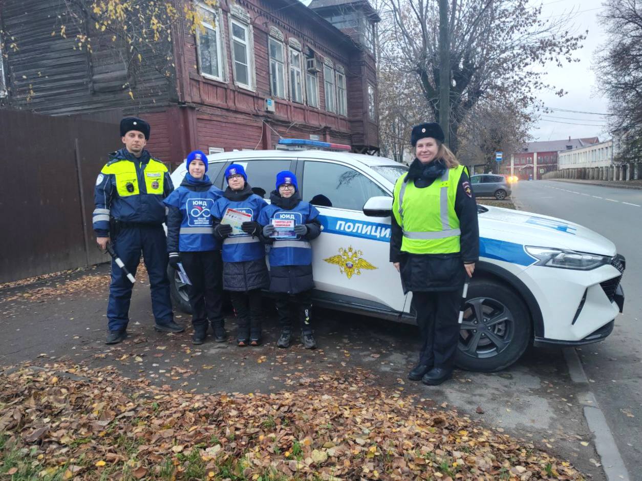 Юные инспекторы движения школы №38 заступили на службу вместе с сотрудниками областной Госавтоинспекции Юные инспекторы движения школы №38 заступили на службу вместе с сотрудниками областной Госавтоинспекции