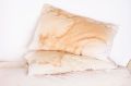 Подозрительные пятна на подушке: что они могут означать?