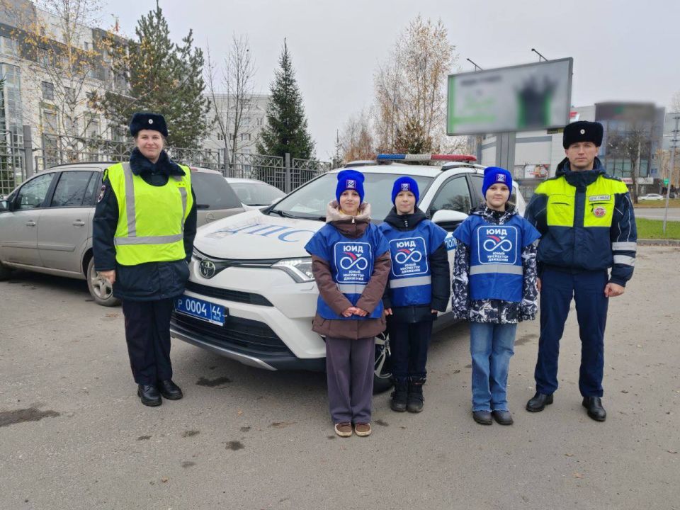 Сегодня вновь на дороги регионального центра с рейдами вышли ЮИДовцы отряда «Дети безопасных дорог»