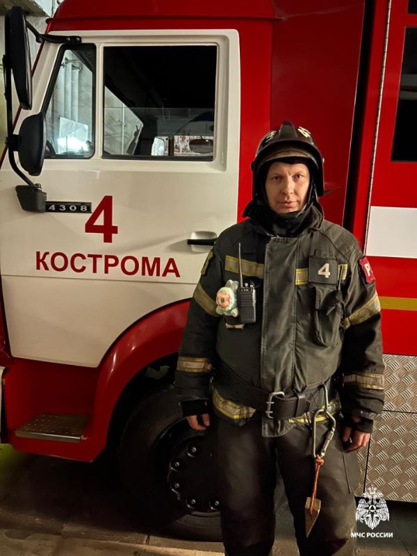 В Костроме заметили необычный аксессуар на боевой одежде пожарного