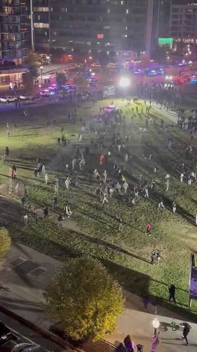 Массовая драка подростков с нацгвардией в Вашингтоне — буйной молодежи отказались продлевать комендантский час, и они решили отметить Хэллоуин с кулаками, пишут очевидцы в соцсети