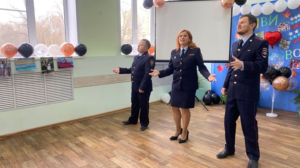 Сотрудники управления по контролю за оборотом наркотиков и культурного центра УМВД России по Костромской области приняли участие в подведении итогов фотоконкурса «Жить здорОво!», целью которого стали пропаганда здорового...