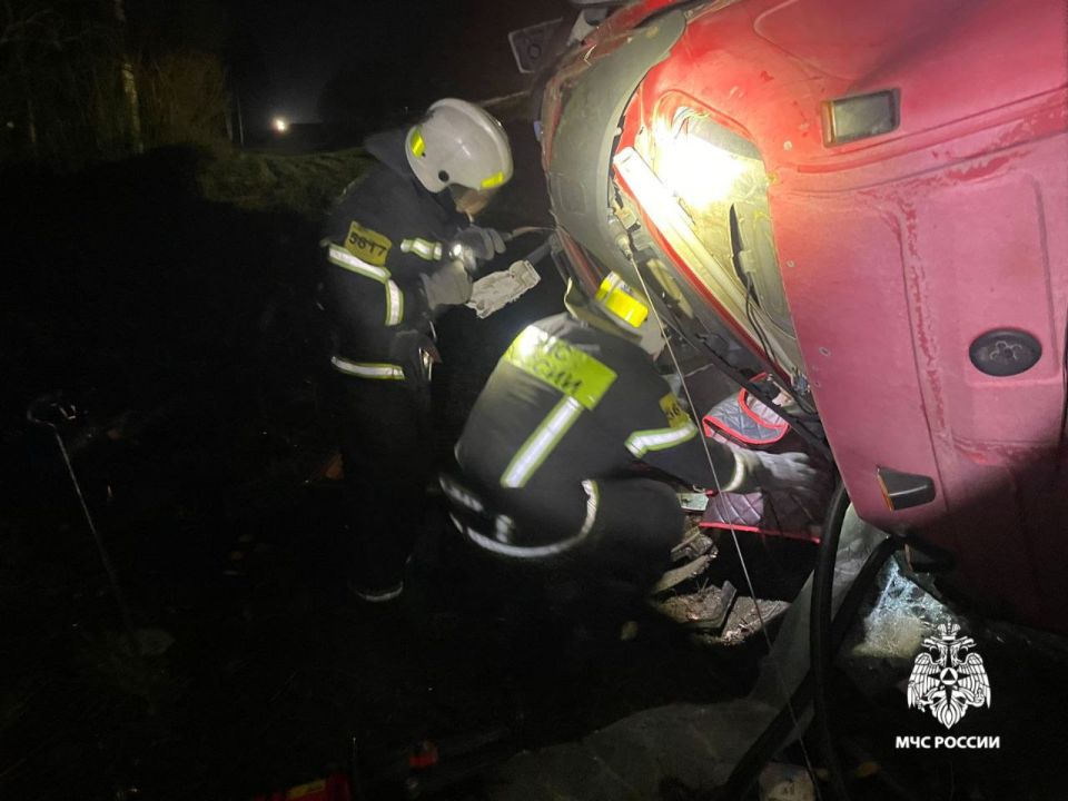 Сотрудники МЧС России приняли участие в ликвидации последствий ДТП