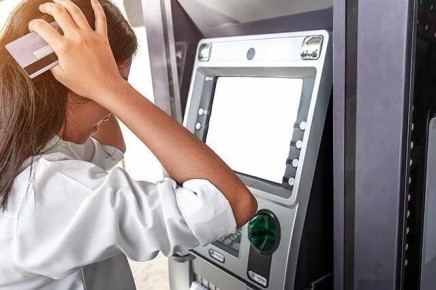 В России продолжается контроль за наличными и банковскими картами: новый уровень финансовой бдительности