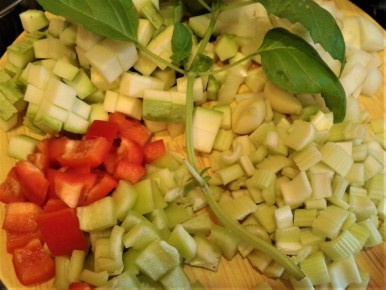 Кулинарные эксперименты: куриное рагу с яркими овощами и перловкой