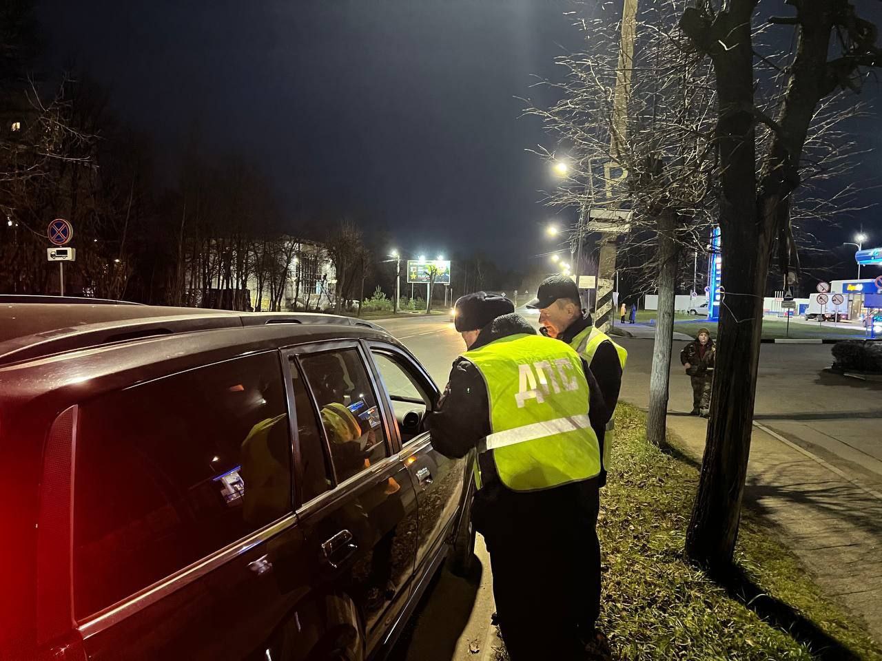 В канун начала новой учебной четверти автополицейские вместе с общественниками и активистами ЮИД напомнили участникам дорожного движения о правилах поведения на "зебре"
