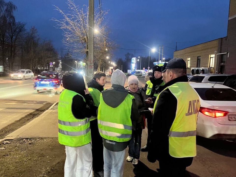 В канун начала новой учебной четверти автополицейские вместе с общественниками и активистами ЮИД напомнили участникам дорожного движения о правилах поведения на "зебре" В канун начала новой учебной четверти автополицейские вместе с общественниками и активистами ЮИД напомнили участникам дорожного движения о правилах поведения на "зебре"