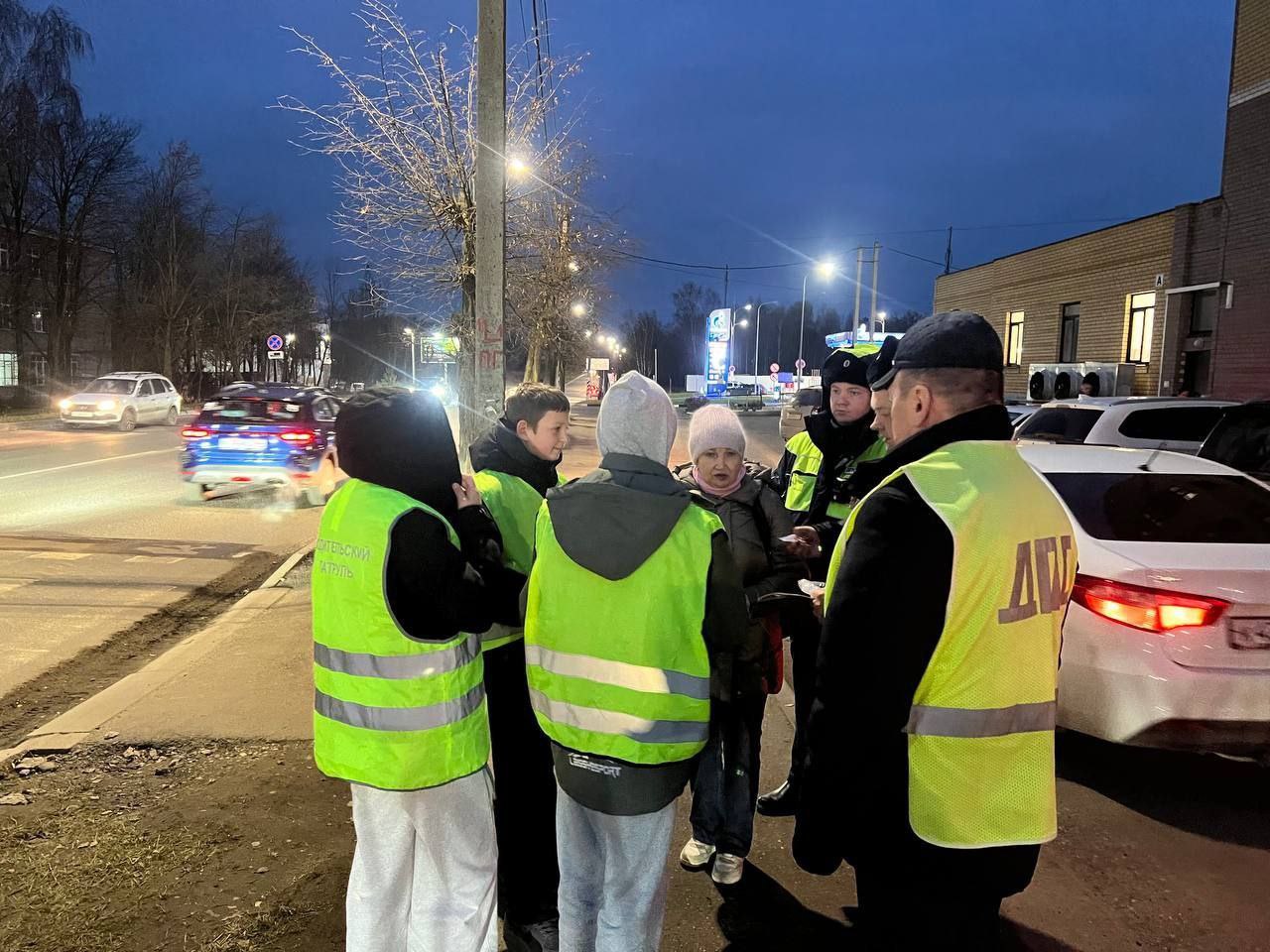 В канун начала новой учебной четверти автополицейские вместе с общественниками и активистами ЮИД напомнили участникам дорожного движения о правилах поведения на "зебре" В канун начала новой учебной четверти автополицейские вместе с общественниками и активистами ЮИД напомнили участникам дорожного движения о правилах поведения на "зебре"