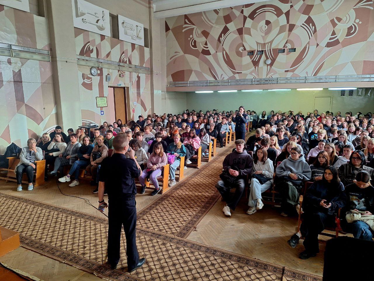 В преддверии профессионального праздника сотрудники органов внутренних дел Костромской области провели акцию "Служба в полиции – стабильность и уверенность" В преддверии профессионального праздника сотрудники органов внутренних дел Костромской области провели акцию "Служба в полиции – стабильность и уверенность"