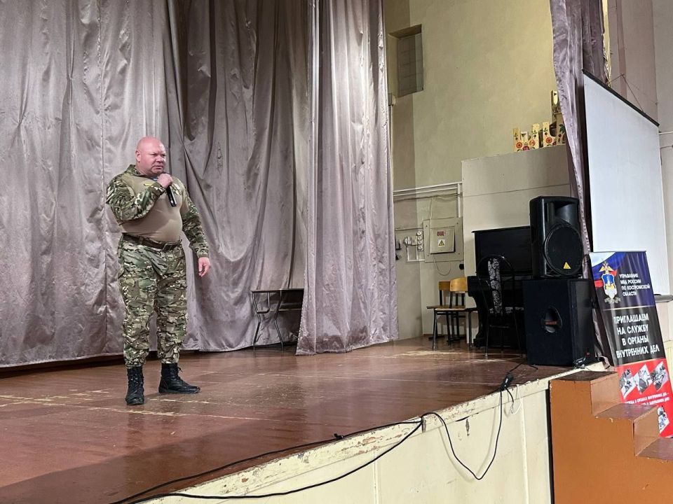 В преддверии профессионального праздника сотрудники органов внутренних дел Костромской области провели акцию "Служба в полиции – стабильность и уверенность" В преддверии профессионального праздника сотрудники органов внутренних дел Костромской области провели акцию "Служба в полиции – стабильность и уверенность"