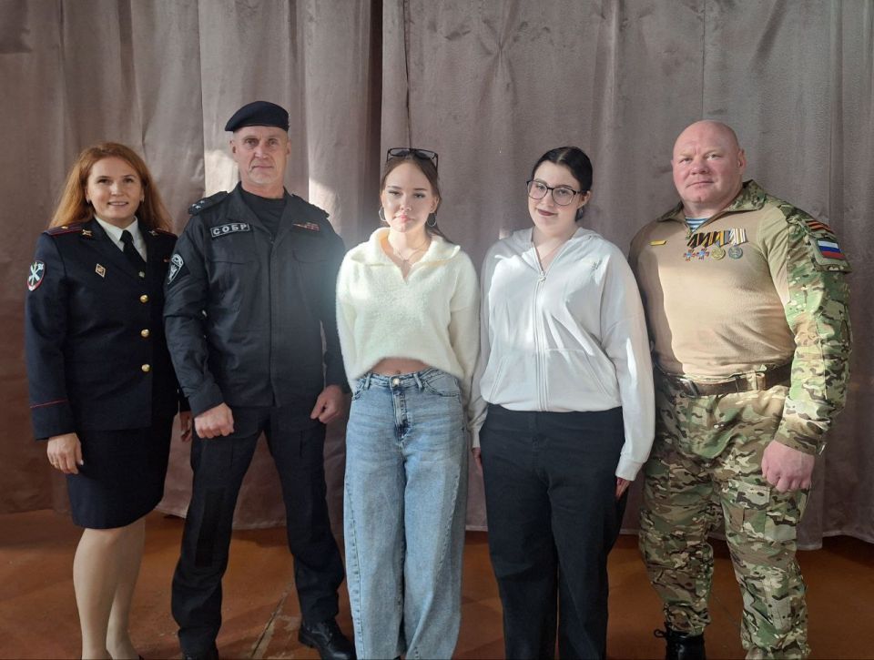 В преддверии профессионального праздника сотрудники органов внутренних дел Костромской области провели акцию "Служба в полиции – стабильность и уверенность" В преддверии профессионального праздника сотрудники органов внутренних дел Костромской области провели акцию "Служба в полиции – стабильность и уверенность"