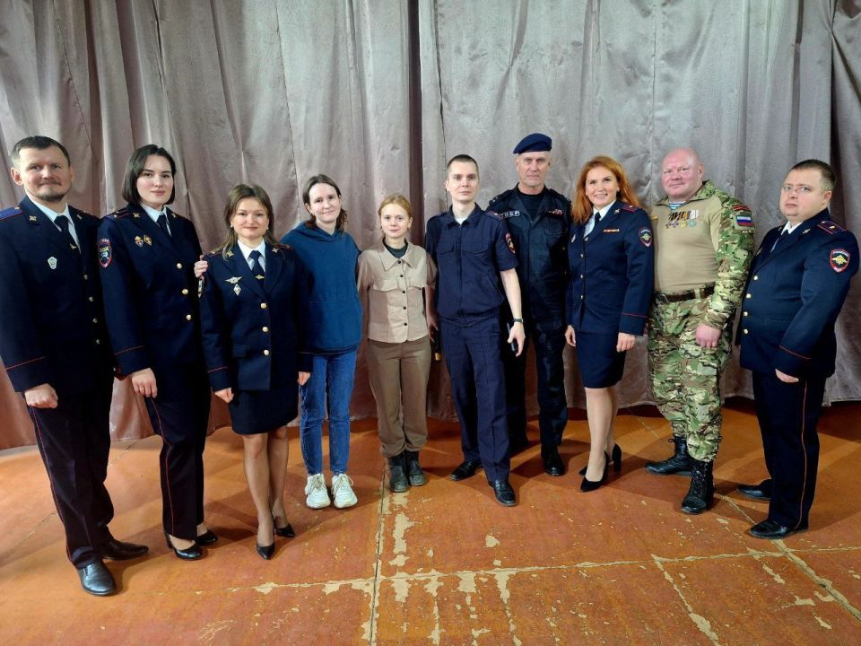 В преддверии профессионального праздника сотрудники органов внутренних дел Костромской области провели акцию "Служба в полиции – стабильность и уверенность" В преддверии профессионального праздника сотрудники органов внутренних дел Костромской области провели акцию "Служба в полиции – стабильность и уверенность"