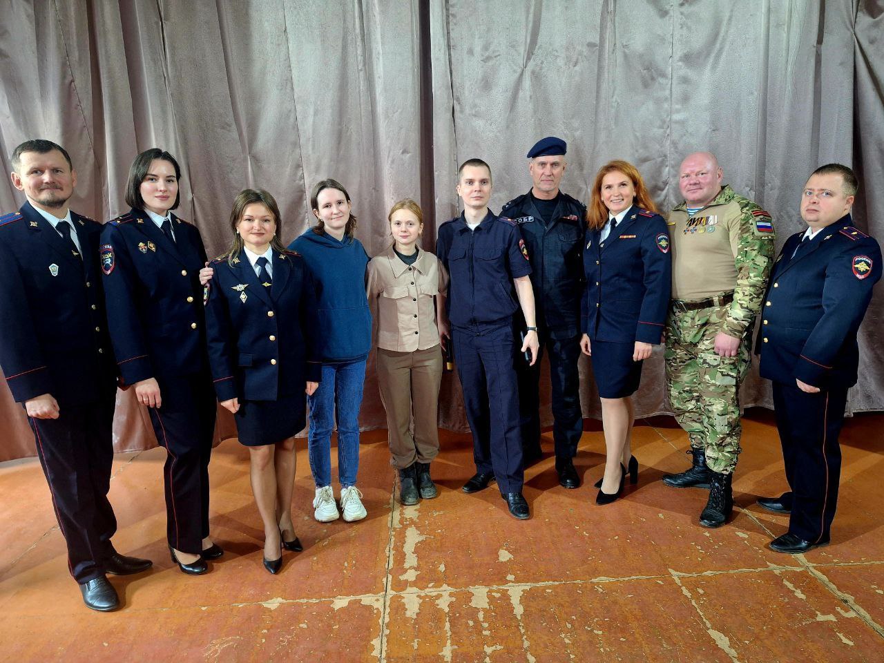 В преддверии профессионального праздника сотрудники органов внутренних дел Костромской области провели акцию "Служба в полиции – стабильность и уверенность" В преддверии профессионального праздника сотрудники органов внутренних дел Костромской области провели акцию "Служба в полиции – стабильность и уверенность"