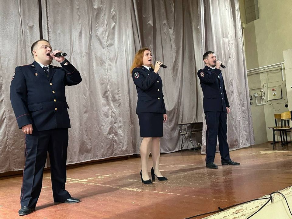 В преддверии профессионального праздника сотрудники органов внутренних дел Костромской области провели акцию "Служба в полиции – стабильность и уверенность" В преддверии профессионального праздника сотрудники органов внутренних дел Костромской области провели акцию "Служба в полиции – стабильность и уверенность"