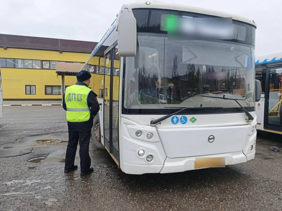 Дорожные полицейские проверили обеспечение безопасности при осуществлении перевозок жителей Костромы