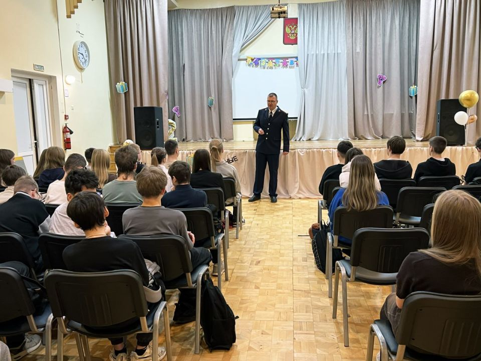 Сотрудник следственного управления Следственного комитета Российской Федерации по Костромской области провел профилактическое занятие с учениками СОШ № 36 города Костромы