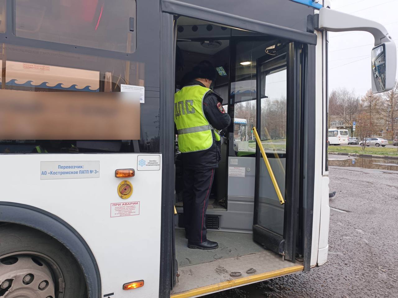 Дорожные полицейские проверили обеспечение безопасности при осуществлении перевозок жителей Костромы Дорожные полицейские проверили обеспечение безопасности при осуществлении перевозок жителей Костромы