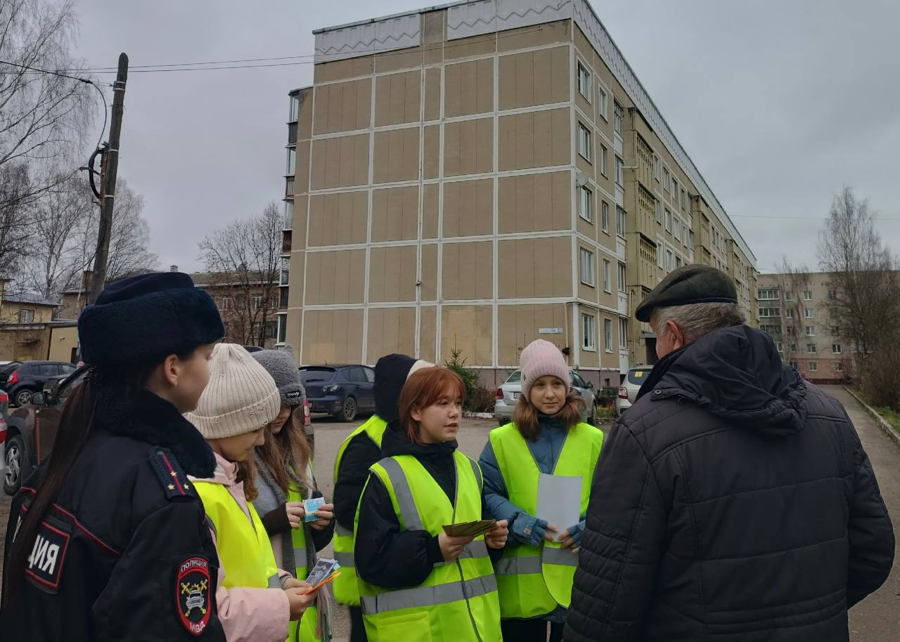 Нерехтские автоинспекторы вместе с юными инспекторами движения провели акцию «Засветись!» Нерехтские автоинспекторы вместе с юными инспекторами движения провели акцию «Засветись!»