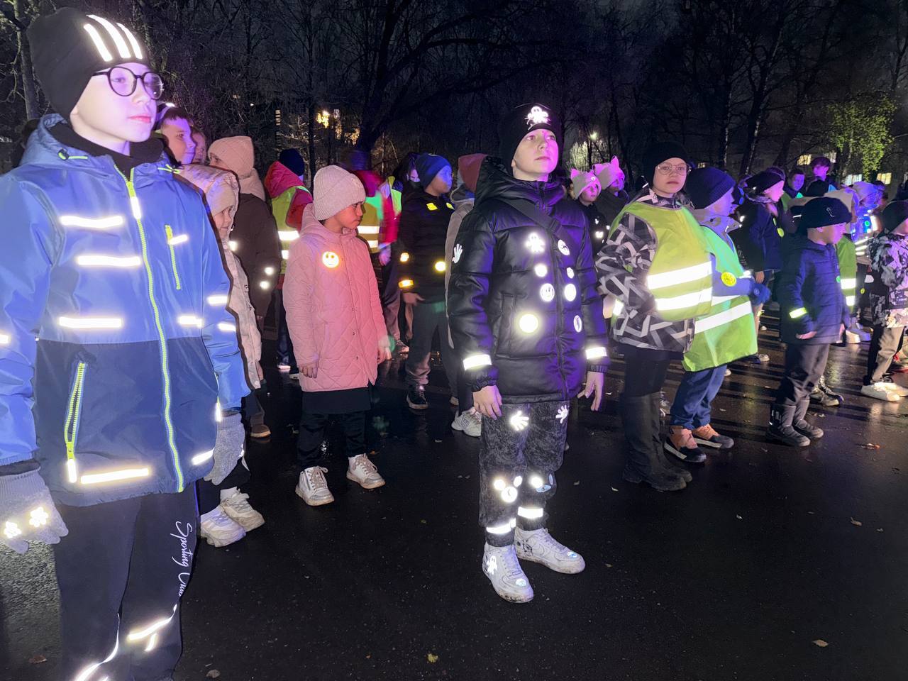 Засветились в темноте!. Юные инспекторы движения школы №38 города Костромы приняли участие во флешмобе "Засветись" Инспектор службы пропаганды Костромской Госавтоинспекции Андрей Пискунов объяснил важность и актуальность... Засветились в темноте!. Юные инспекторы движения школы №38 города Костромы приняли участие во флешмобе "Засветись" Инспектор службы пропаганды Костромской Госавтоинспекции Андрей Пискунов объяснил важность и актуальность...