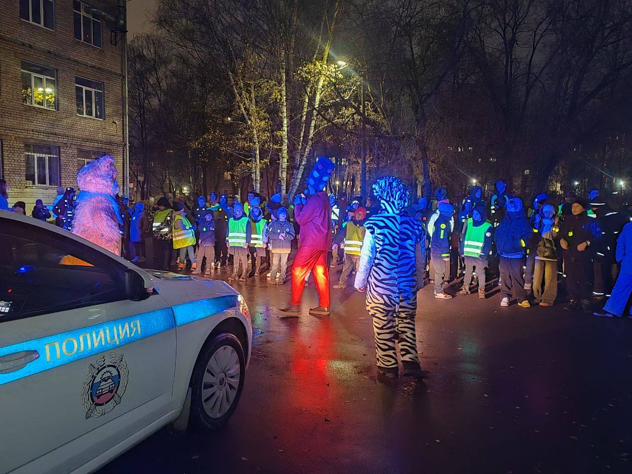 Засветились в темноте!. Юные инспекторы движения школы №38 города Костромы приняли участие во флешмобе "Засветись" Инспектор службы пропаганды Костромской Госавтоинспекции Андрей Пискунов объяснил важность и актуальность... Засветились в темноте!. Юные инспекторы движения школы №38 города Костромы приняли участие во флешмобе "Засветись" Инспектор службы пропаганды Костромской Госавтоинспекции Андрей Пискунов объяснил важность и актуальность...