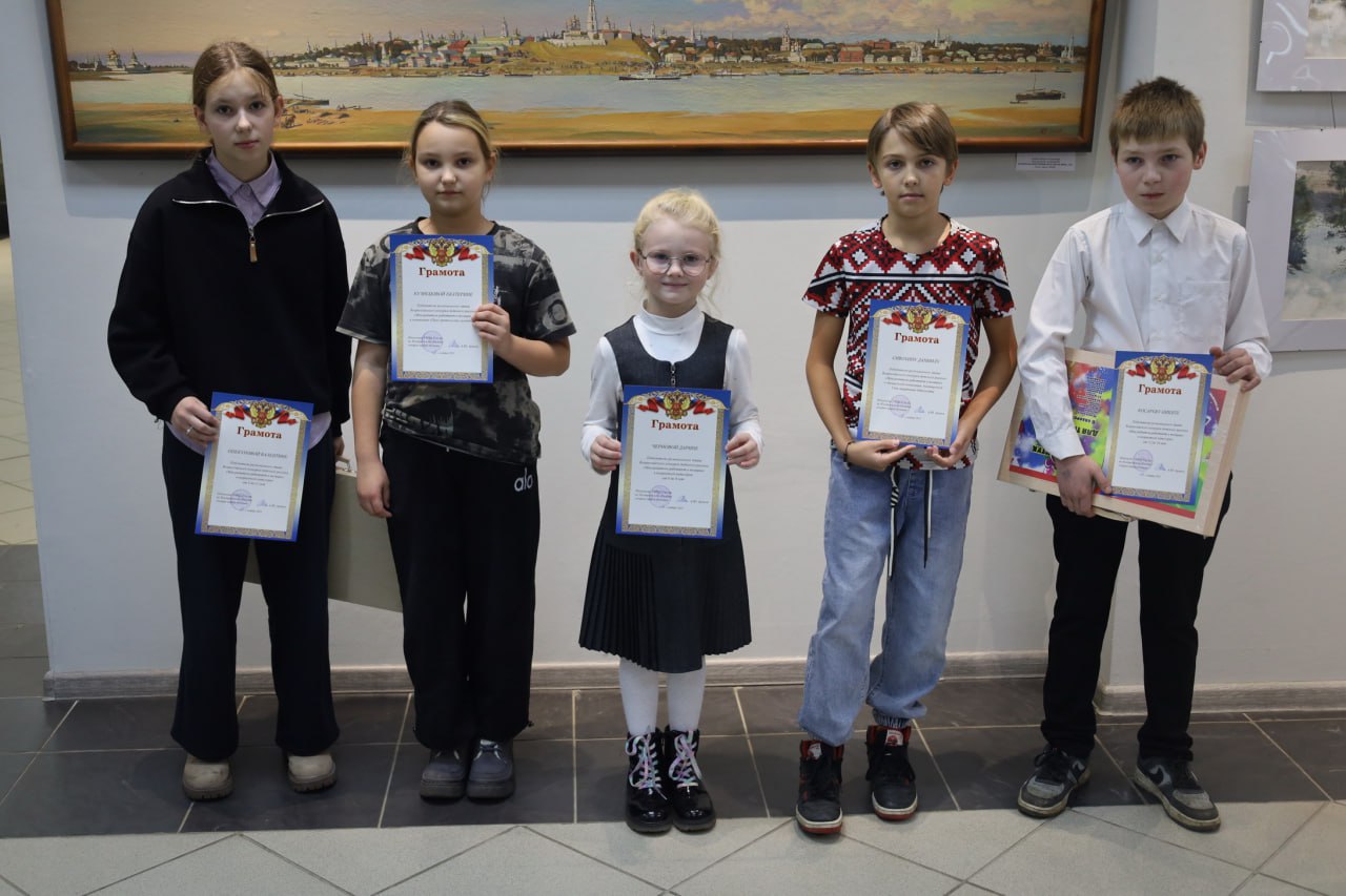 В УМВД России по Костромской области наградили победителей регионального этапа конкурса детских рисунков «Мои родители работают в полиции» В УМВД России по Костромской области наградили победителей регионального этапа конкурса детских рисунков «Мои родители работают в полиции»