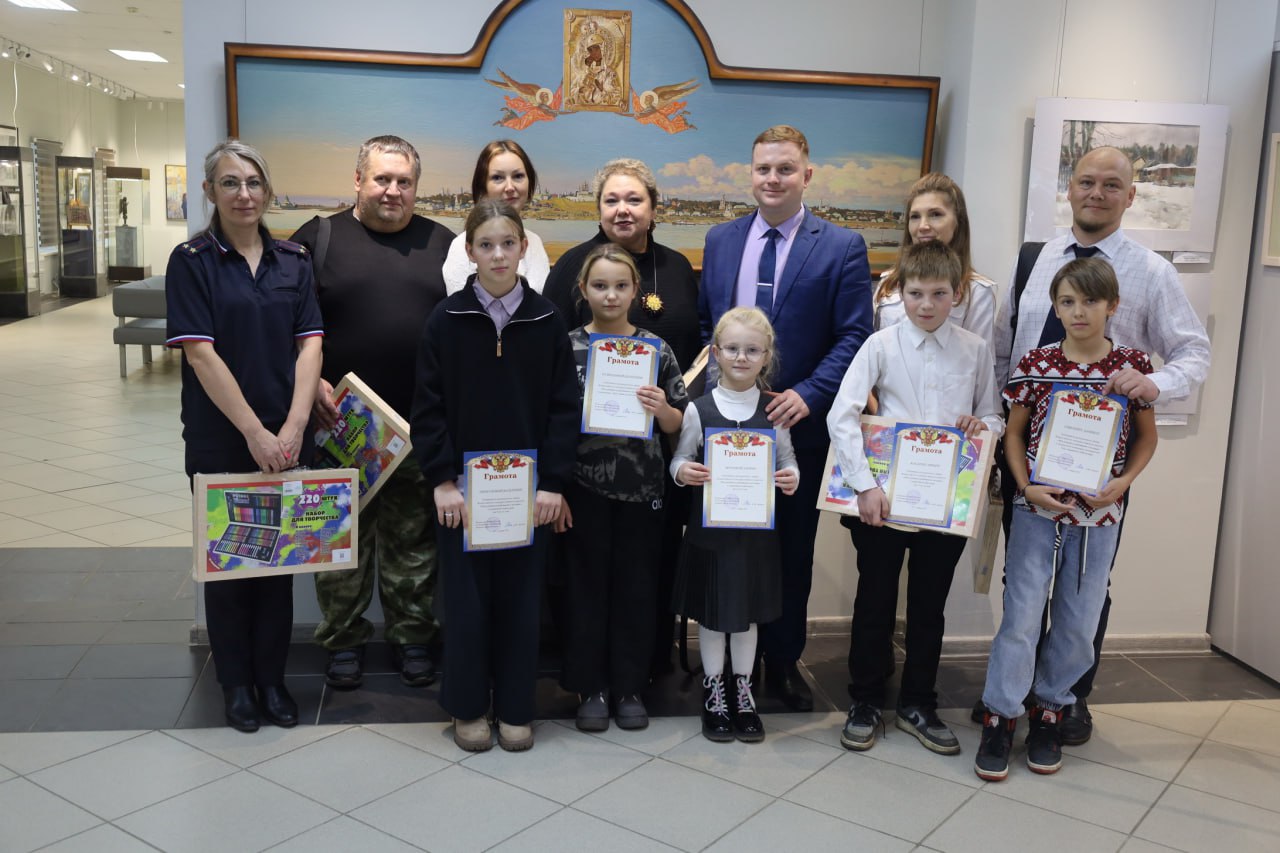 В УМВД России по Костромской области наградили победителей регионального этапа конкурса детских рисунков «Мои родители работают в полиции» В УМВД России по Костромской области наградили победителей регионального этапа конкурса детских рисунков «Мои родители работают в полиции»