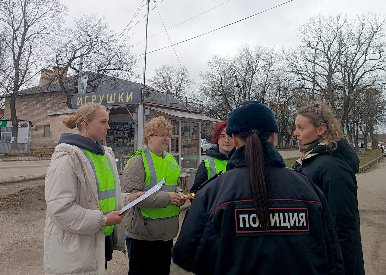 Нерехтские автоинспекторы вместе с юными инспекторами движения провели акцию «Засветись!» Нерехтские автоинспекторы вместе с юными инспекторами движения провели акцию «Засветись!»