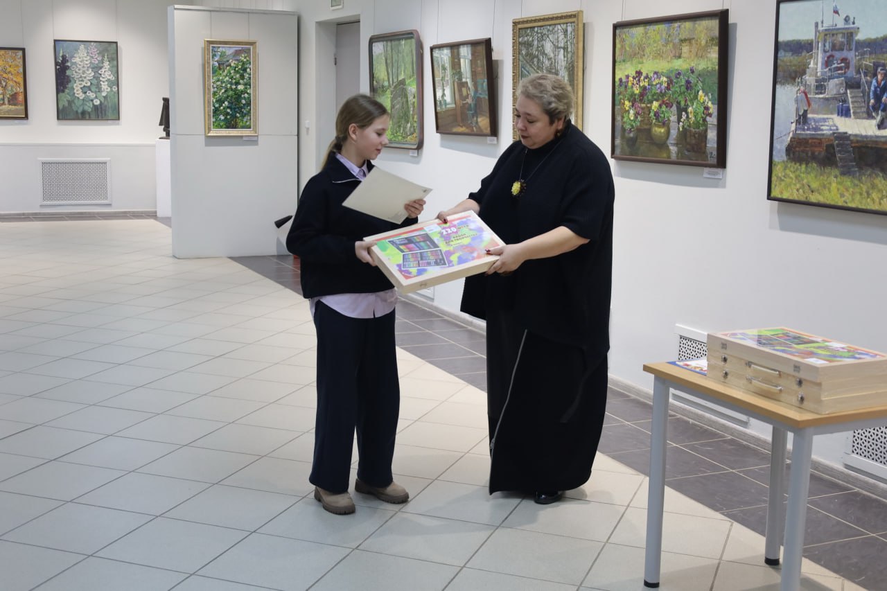 В УМВД России по Костромской области наградили победителей регионального этапа конкурса детских рисунков «Мои родители работают в полиции» В УМВД России по Костромской области наградили победителей регионального этапа конкурса детских рисунков «Мои родители работают в полиции»