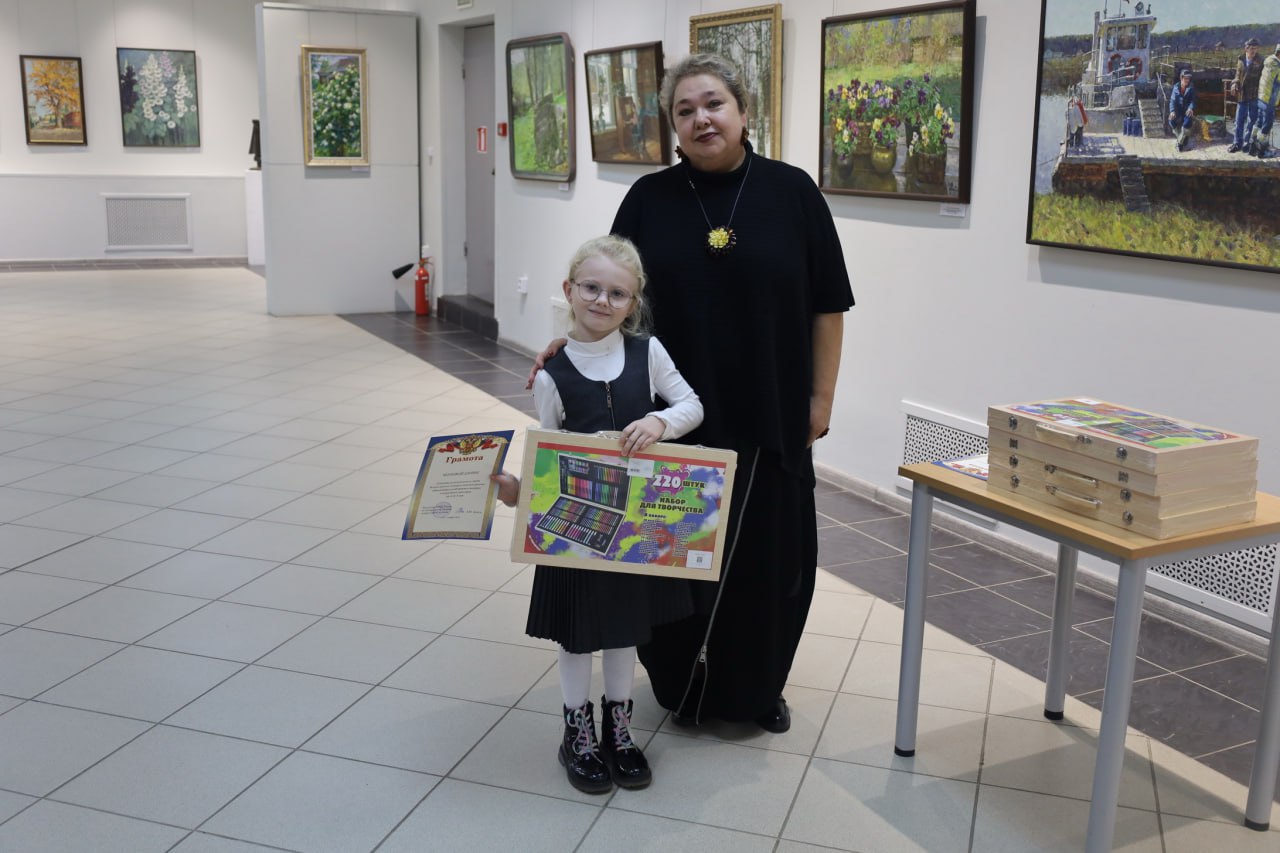 В УМВД России по Костромской области наградили победителей регионального этапа конкурса детских рисунков «Мои родители работают в полиции» В УМВД России по Костромской области наградили победителей регионального этапа конкурса детских рисунков «Мои родители работают в полиции»