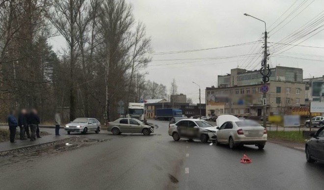 Четыре костромича пострадали в аварии на улице областной столицы