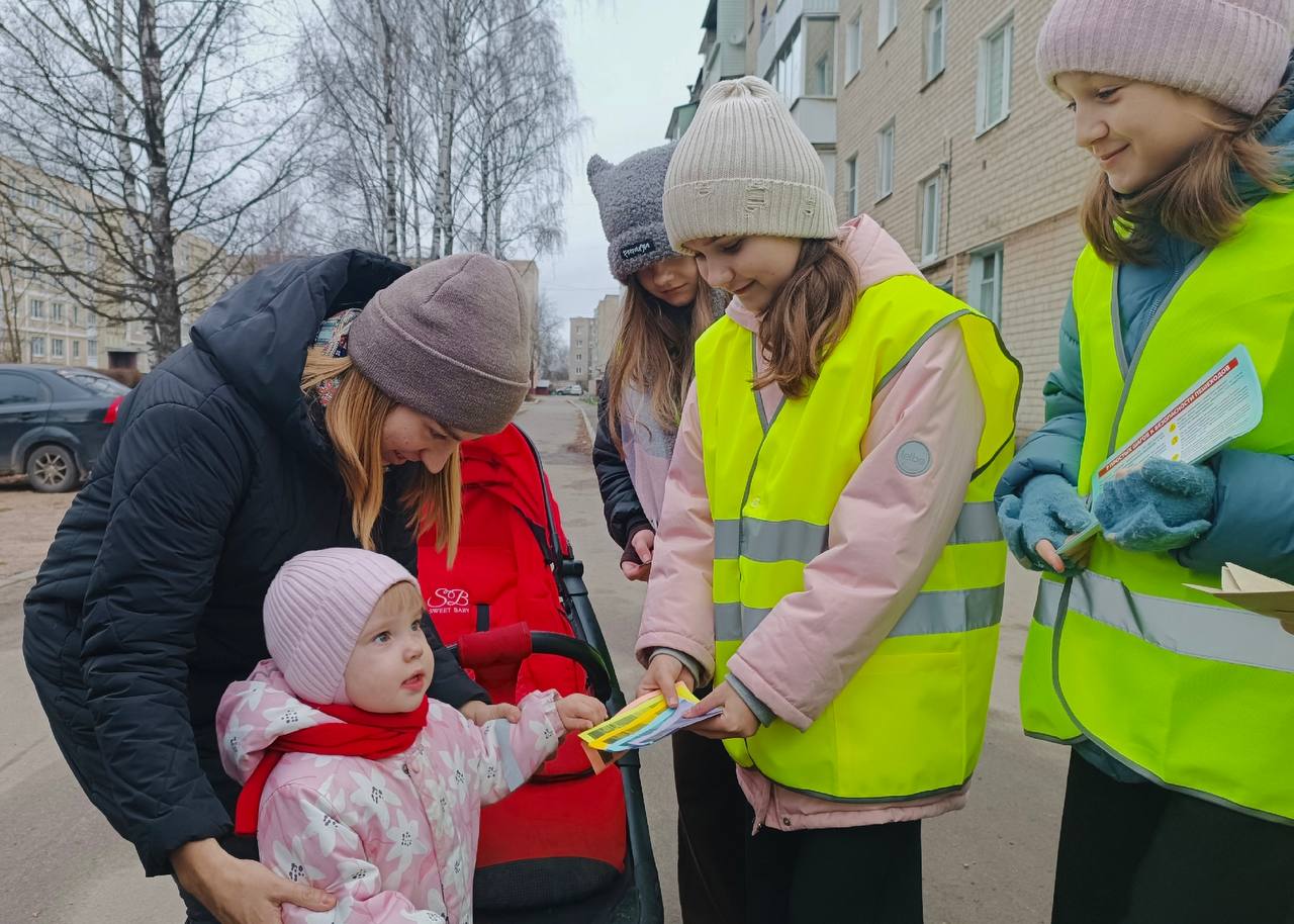 Нерехтские автоинспекторы вместе с юными инспекторами движения провели акцию «Засветись!»