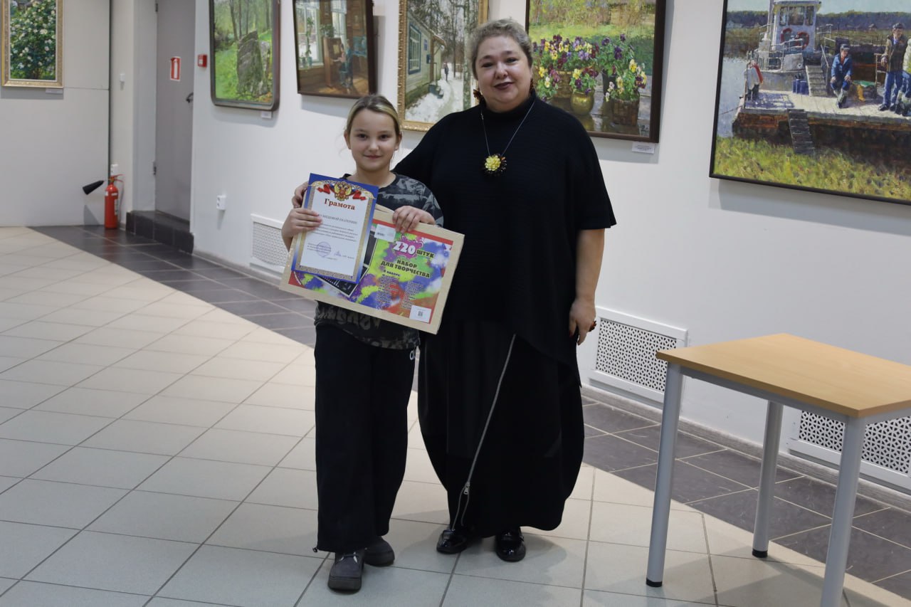 В УМВД России по Костромской области наградили победителей регионального этапа конкурса детских рисунков «Мои родители работают в полиции» В УМВД России по Костромской области наградили победителей регионального этапа конкурса детских рисунков «Мои родители работают в полиции»