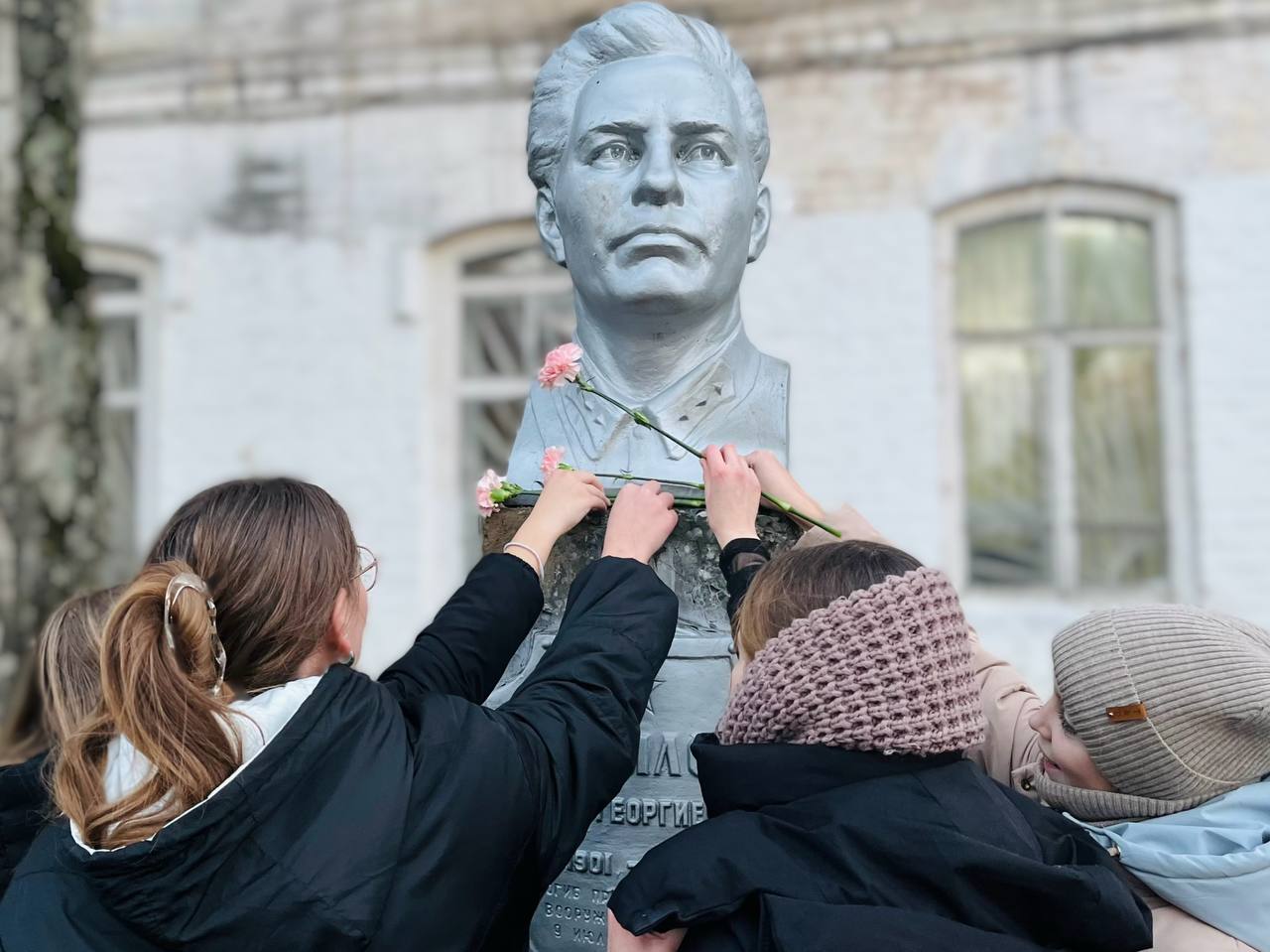 В Костромской области полицейские почтили память коллег, погибших при исполнении служебного долга В Костромской области полицейские почтили память коллег, погибших при исполнении служебного долга