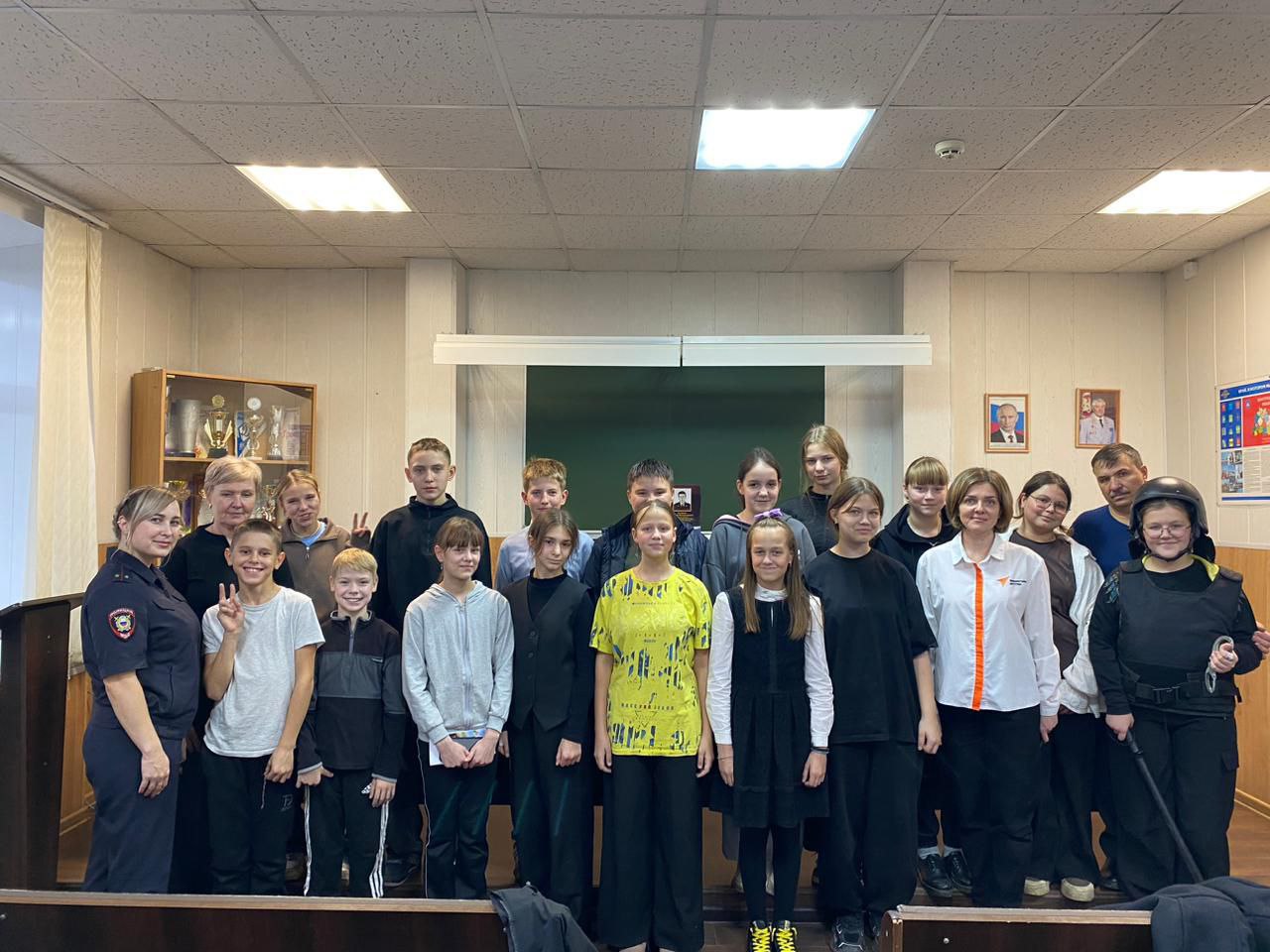 В Костромской области полицейские почтили память коллег, погибших при исполнении служебного долга В Костромской области полицейские почтили память коллег, погибших при исполнении служебного долга