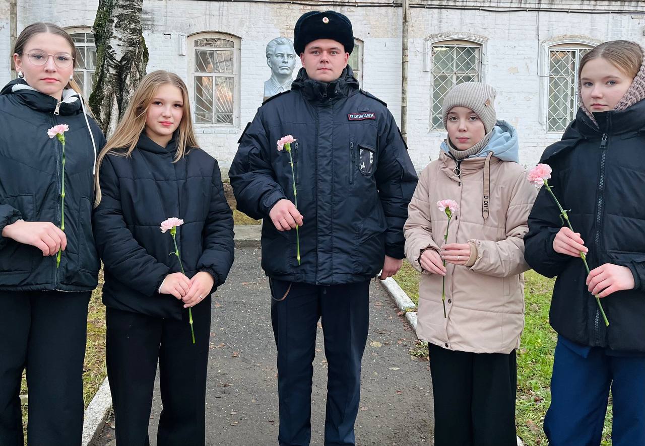 В Костромской области полицейские почтили память коллег, погибших при исполнении служебного долга В Костромской области полицейские почтили память коллег, погибших при исполнении служебного долга