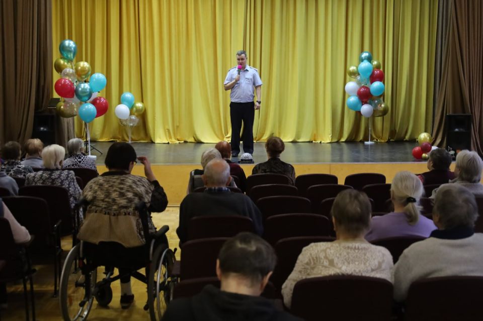 Участковый уполномоченный полиции и член Общественного совета рассказали пожилым костромичам как защититься от мошенников