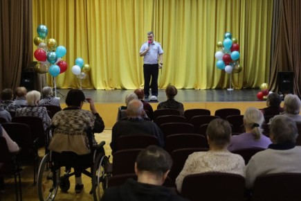 Участковый уполномоченный полиции и член Общественного совета рассказали пожилым костромичам как защититься от мошенников