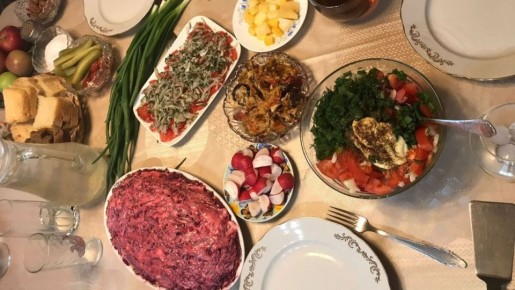 Как накрыть шикарный праздничный стол без роскоши: секреты экономии